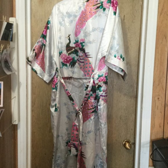 Stunning New with tags 100% Satin peacock print dressing gown - Picture 5 of 7